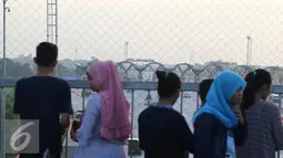 Warga melihat suasana arus mudik di Gerbang Tol Palimanan, Cirebon, Jawa Barat (9/7). Ramainya kendaraan yang melintas menjadi daya tarik warga untuk melihat bersama warga lainnya. (Liputan6.com/Herman Zakharia)