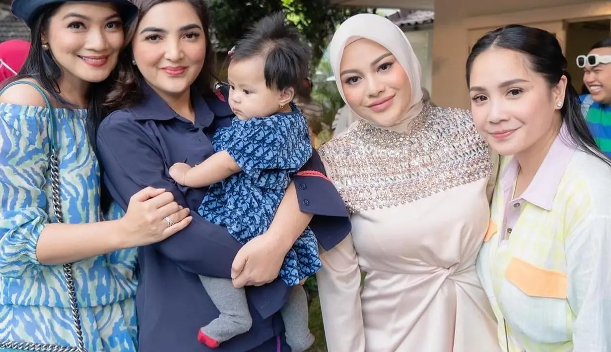 Titi Kamal menjadi salah satu artis yang hadir di acara ulang tahun Rafathar. Dia pun mengunggah foto kebersamaan dengan Nagita Slavina selaku ibu Rafathar, beserta tamu-tamu lainnya.(Instagram/raffinagita1717)
