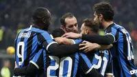 Pemain Inter Milan Borja Valero (kedua kiri) merayakan dengan rekan satu timnya setelah mencetak gol ke gawang Cagliari pada pertandingan Coppa Italia di Stadion San Siro, Milan, Italia, Selasa (14/1/2020). Inter Milan menang 4-1 dengan dua gol disumbang Romelu Lukaku.(AP Photo/Antonio Calanni)