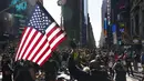 Orang-orang merayakan kemenangan Joe Biden dalam Pilpres AS 2020 di Times Square, New York, Amerika Serikat, Sabtu (7/11/2020). Calon presiden dari Partai Demokrat tersebut keluar sebagai pemenang dan akan menjadi presiden AS ke-46. (AP Photo/Seth Wenig)