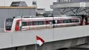 Rangkaian kereta LRT rute Kelapa Gading-Velodrome saat uji coba dari Stasiun Velodrome, Jakarta, Senin (25/2). Ditundanya jadwal beroperasi LRT Kelapa Gading-Velodrome dikarenakan belum selesainya pembangunan signal dan depo. (Merdeka.com/Iqbal S Nugroho)