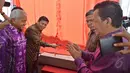 Ketua DPR Setya Novanto (kedua kiri) menggunting pita pada peresmian rencana pembangunan alun-alun Demokrasi di Kompleks Parlemen Senayan, Jakarta, Kamis (21/05/2015). (Liputan6.com/Andrian M Tunay)