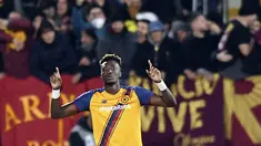Penyerang AS Roma, Tammy Abraham merayakan golnya ke gawang Spezia menit 90+5 pada pertandingan lanjutan Liga Serie A Italia di Stadion Alberto Picco di La Spezia, Italia, Senin (28/2/2022). AS Roma menang tipis atas Spezia 1-0. (Tano Pecoraro/LaPresse via AP)