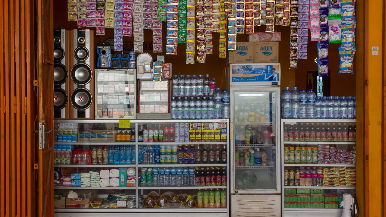 Melalui ekspansi gerai KALOG Express, KAI Logistik membuka peluang kemitraan bagi warung klontong sebagai titik layanan logistik. (Foto: KAI)