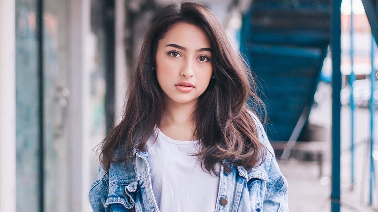 Jennifer Enistonning yalangoch kokraklari