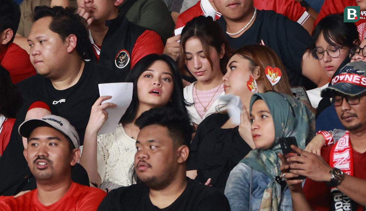 Suporter wanita Timnas Indonesia hadir menyaksikan pertandingan melawan Brunei Darussalam pada laga Kualifikasi Piala Dunia 2026 Zona Asia di Stadion Utama Gelora Bung Karno (SUGBK), Kamis (12/10/2023). (Bola.com/M Iqbal Ichsan)