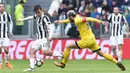 Striker Juventus, Paulo Dybala, berusaha melewati gelandang Udinese, Valon Behrami, pada laga Serie A di Stadion Allianz, Minggu (11/3/2018). Juventus menang 2-0 atas Udinese. (AP/Alessandro di Marco)