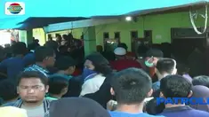 Butuh waktu sekitar delapan jam bagi tim penyelamat dan keluarga untuk akhirnya dapat menemukan Gunawan dan Ilham Yahya, dua siswa SMP yang terbawa arus deras Sungai Bekasi.