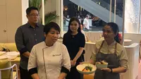 Chef Desi Trisnawati saat sedang menjelaskan menu masakannya untuk Joe & Dough Indonesia di Gandaria City Mall pada Selasa, 24 September 2019. (dok. liputan6.com/Novi Thedora)