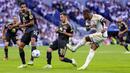 Pemain Real Madrid, David Alaba, melepaskan tendangan saat melawan Union Berlin dalam matchday 1 Grup C Liga Champions 2023/2024, di Stadion Santiago Bernabeu, Madrid, Rabu (20/9/2023). Los Blancos menggempur Union berlin selama 90 menit dengan total 32 tembakan, tapi hanya satu yang jadi gol. (AP Photo/Manu Fernandez)