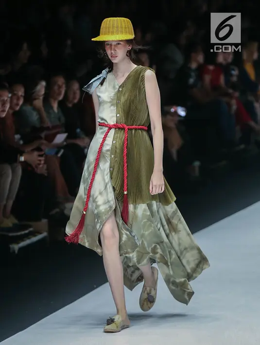 Model memperagakan busana rancangan HUMBANG SHIBORI x PURANA saat Jakarta Fashion Week (JFW) 2019 di Senayan City, Jakarta, Kamis (25/10). HUMBANG SHIBORI x PURANA mengangkat tenun ikat tradisional Humbang Shibori. (Liputan6.com/Faizal Fanani)