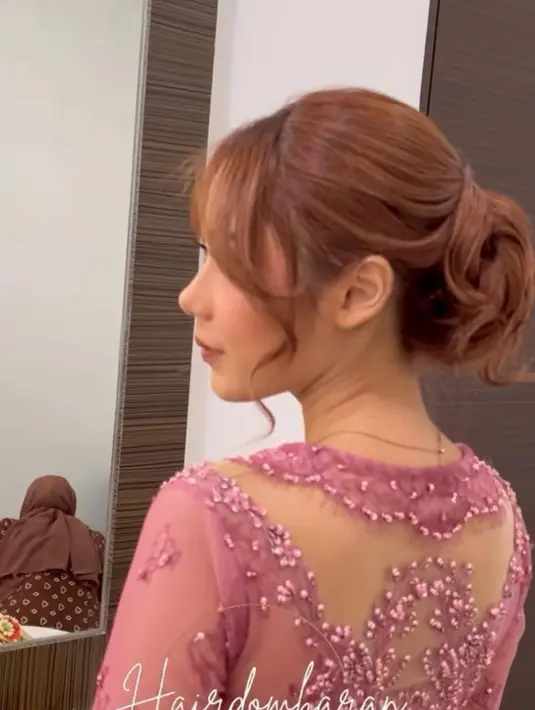 Untuk alis, Nadin memilih tampilan yang rapi dan terdefinisi namun tetap natural. Warna cokelat muda dipilih untuk mengarsir alis, menyelaraskan dengan warna rambut oranye lembutnya. [@nurulmakeup.artist/@hairdombaran].