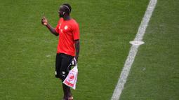 Sadio Mane terlahir dari keluarga sangat sederhana di Desa Bambali, Senegal. Ayahnya adalah seorang imam masjid di kampung halamannya yang awalnya tidak menyetujui dirinya menekuni profesi pesepak bola. (AFP/Emmanuel Dunand)