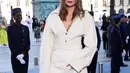 Maria Sharapova memesona dibalut outfit dari Schiaparelli. [Foto: Vogue]