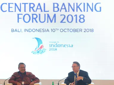 Gubernur BI Perry Warjiyo dan Gubernur Bank Sentral AS (Federal Reserve) Wilayah New York John C. Williams menjawab pertanyaan peserta dalam sesi Central Banking Forum 2018 pada IMF-WB Group 2018 di Bali, Rabu (10/10). (Liputan6.com/Angga Yuniar)