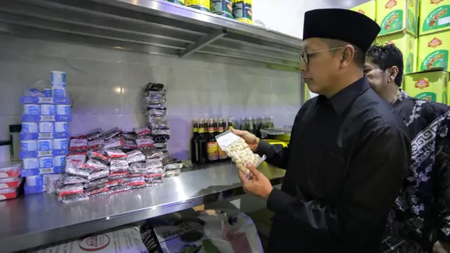Menteri Agama (Menag) Lukman Hakim Saifuddin meninjau dapur perusahaan katering penyedia konsumsi jemaah haji di Makkah. Bahauddin/MCH