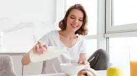Minum susu (freepik.com)
