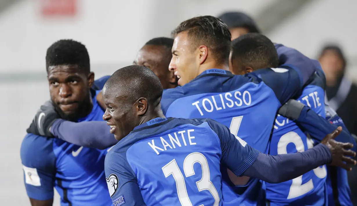 Para pemain Prancis merayakan gol yang dicetak oleh Blaise Matuidi ke gawang Bulgaria pada laga kualifikasi Piala Dunia 2018 di Stadion Vassil Levski, Sabtu (7/10/2017). Prancis menang 1-0 atas Bulgaria. (AP/Stringer)