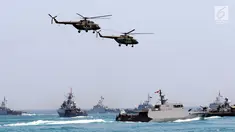 Sejumlah prajurit TNI melakukan aksi pengamanan dengan kekuatan militer yang di miliki TNI saat geladi resik HUT TNI ke-72 di Cilegon, Banten, Selasa (3/10). (Liputan6.com/Angga Yuniar)