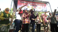 Puluhan warga melakukan aksi '1000 Kentongan Melawan Pengosongan Paksa' di Manggarai, Jakarta, Minggu (30/7). Mereka memprotes rencana pengosongan rumah yang dilakukan PT KAI terhadap rumah negara yang dihuni pensiunan. (Liputan6.com/Angga Yuniar)