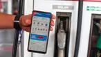 Petugas menunjukan aplikasi mypertamina di salah satu SPBU di Jakarta, Kamis (25/5/2023). (Liputan6.com/Angga Yuniar)