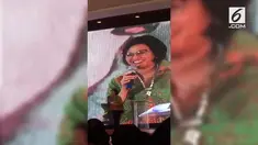Tampil saat acara perayaan Natal di Kementerian Keuangan, Sri Mulyani turut menyanyikan sebuah lagu berjudul 'White Christmas'.
