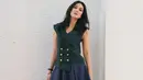 Tubuhnya yang proposional membuat Luna selalu pas memakai baju jenis apapun. Kali ini Luna memakai busana yang berlayer dengan ankle boots hijaunya.  (Instagram/lunamaya)
