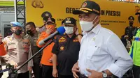 Menko PMK Muhadjir Effendy meminta kalangan media terus mengkampanyekan keutungan jalur mudik lintas pantai selat Jawa, khususnya jalur via Garut di wilayah pesisir selatan Jawa Barat. (Liputan6.com/Jayadi Supriadin)