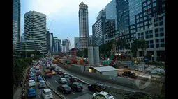 Pertumbuhan penduduk yang pesat, tidak diiringi dengan kesiapan infrastruktur membuat kemacetan menjadi masalah di Ibukota Jakarta, Senin (26/1/2015). (Liputan6.com/Faizal Fanani)