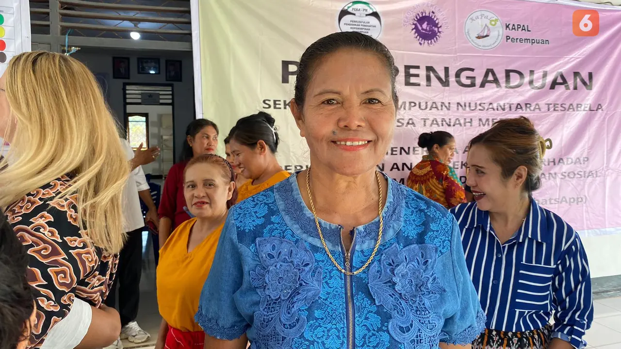 Pada agenda pertemuan rutin di Sekolah Perempuan, Rabu (26/6/2024) sore, Mama Dina datang pakai baju biru, kalung warna emas dan makin cantik dengan model ikat rambut cepol belakang (Dok. Liputan6.com/Teddy Tri Setio Berty).