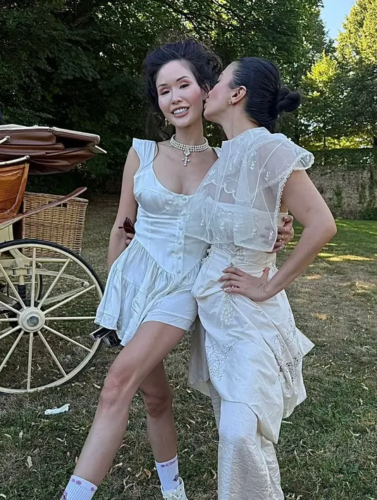 Riasan natural dan rambut yang disisir rapi ke belakang pun menjadi pelengkap sempurna, membiarkan keindahan busana benar-benar menjadi pusat perhatian. Raline Shah kembali membuktikan bahwa fashion bukan hanya soal tren, tapi juga bagaimana kepribadian dan keanggunan bisa menyatu lewat pilihan busana yang tepat.  [@digo.design].