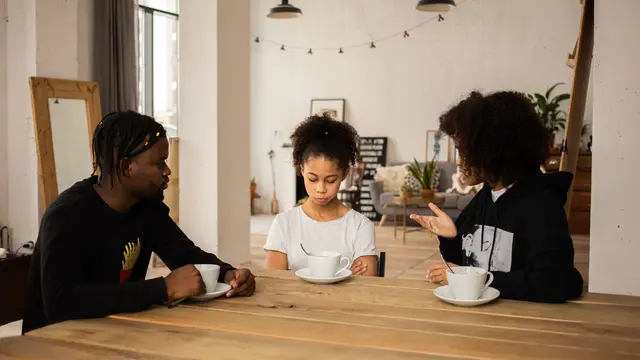 Contoh ilustrasi orangtua dan anak membuat kesepakatan
