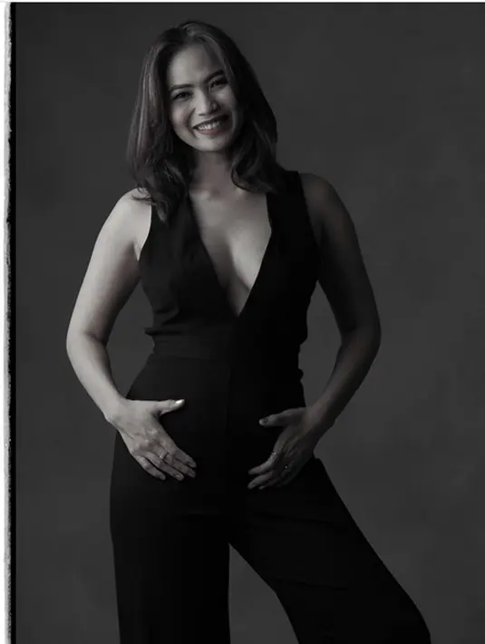 "Hey Baby! Can't wait to see you!," tulis Kinaryosih dalam foto hitam putih tersebut. Berbagai pujian membanjiri akun komentarnya. (Instagram/kinaryosihmoney)