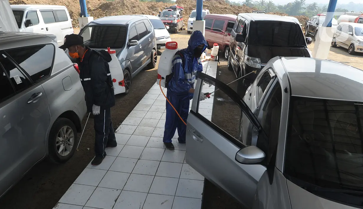 Petugas menyemprot mobil yang ingin menuju wilayah Sukabumi dengan cairan disinfektan di Terminal Cicurug, Sukabumi, Jawa Barat, Minggu (12/4/2020). Proses sterilisasi ini dilakukan untuk mencegah penyebaran virus corona COVID-19. (merdeka.com/Arie Basuki)