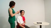 Berikut ini aksi hairstylist Solena Chaniago dalam membentuk gaya rambut pria yang natural untuk pria berambut tipis di bagian samping.