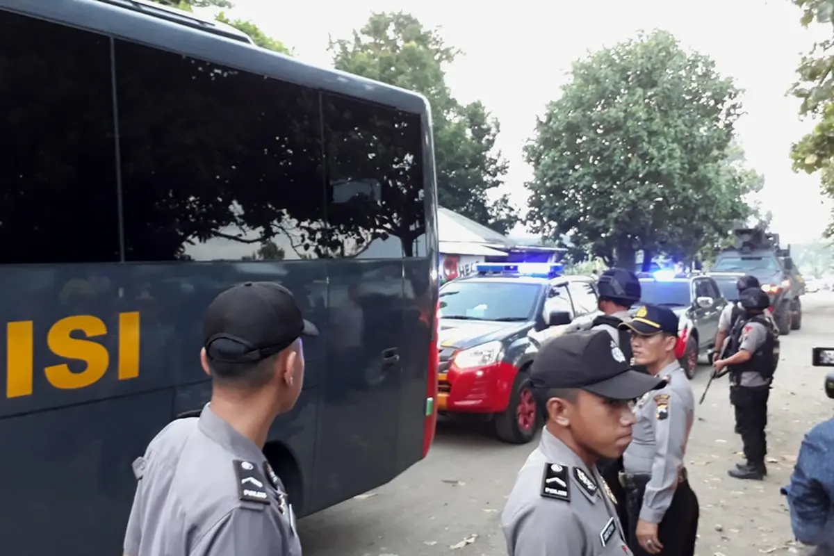 Sebanyak 150-an napi teroris dan tahanan perkara terorisme tiba di Nusakambangan, Cilacap, Kamis (10/5/2018). (Foto: Liputan6.com/Muhamad Ridlo)