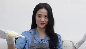 Jisso saat membuat kue pancake kesukaannya di kelas memasak. (YouTube @sooyaaa__)