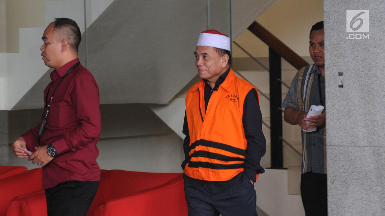 Kopiah Merah Putih Gubernur Aceh Saat Jalani Pemeriksaan KPK