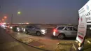 Orang-orang antre dalam mobil mereka untuk memasuki sebuah stasiun pengujian lantatur (drive through) baru untuk COVID-19 di Kegubernuran Mubarak Al-Kabeer, Kuwait, 20 September 2020. Kuwait membuka stasiun pengujian PCR lantatur baru untuk memperluas kapasitas pengujian COVID-19. (Xinhua/Asad)