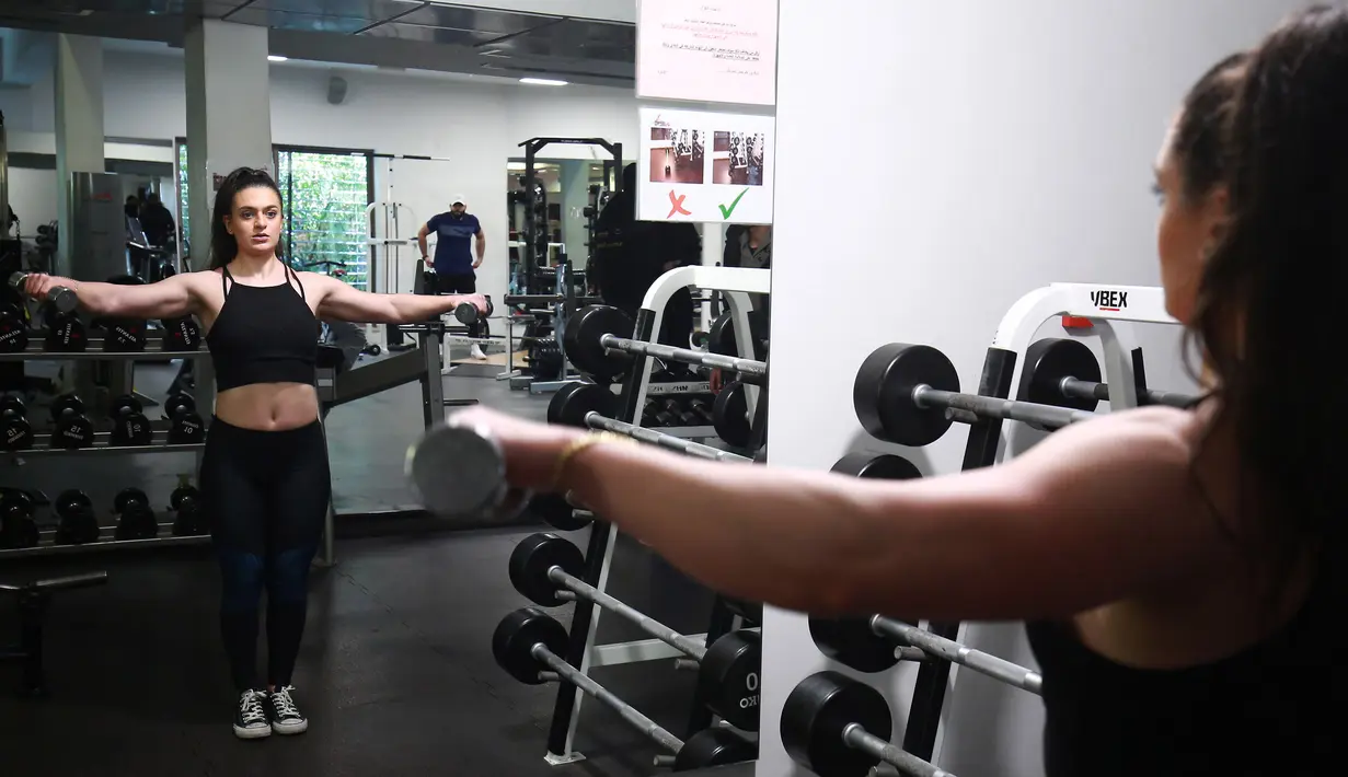 Binaragawan Yordania, Dana Sombouloglu berlatih di sebuah gym di ibukota Amman, pada 29 Januari 2020. Awalnya Soumbouloglou suka menonton kompetisi binaraga Ms Olympia ketika dia masih kecil dan memimpikan dapat berlaga dan bersaing di dalamnya suatu hari. (AFP/Khalil Mazraawi)