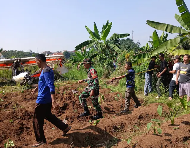 1. Detik-Detik Pesawat Latih Jatuh, Warga Sempat Dengar Suara Dentuman Keras