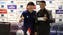 Pelatih Shin Tae Yong (kiri) bersama pemain Timnas Indonesia Dimas Drajad usai memberikan keterangan resmi jelang laga FIFA Matchday melawan Argentina di Stadion Utama Gelora Bung Karno, Jakarta, Minggu (18/6/2023). (Liputan6.com/Helmi Fithriansyah)