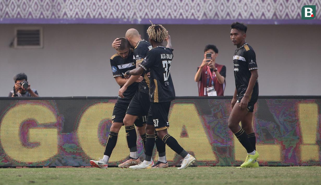 <p>Pemain Dewa United, Majed Osman Sobhi (kiri) melakukan selebrasi setelah mencetak gol penyeimbang 1-1 bersama rekannya pada laga lanjutan BRI Liga 1 2023/2024 antara Dewa United melawan Persebaya Surabaya di Indomilk Arena, Tangerang, Sabtu (30/09/2023). (Bola.com/Bagaskara Lazuardi)</p>