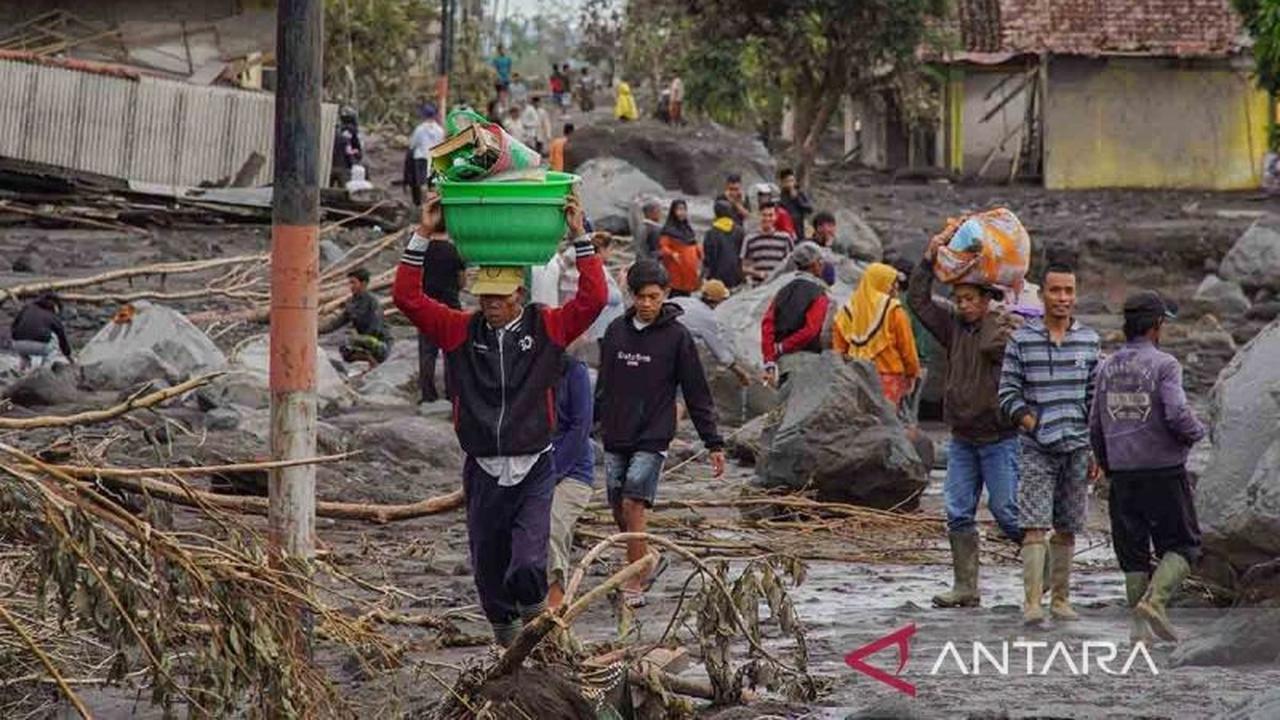 Banjir Lahar Semeru Paksa Ratusan Warga Sumberlangsep Mengungsi, Akses Terputus