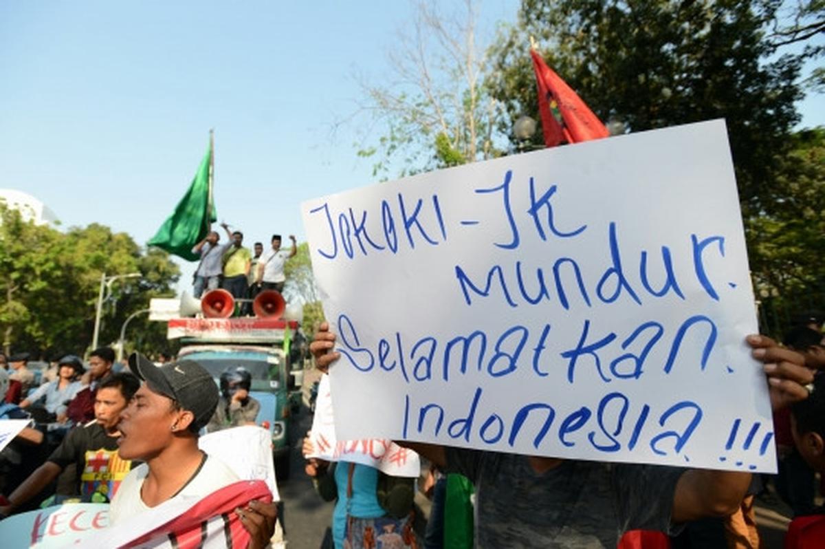 Aksi tarik mandat Jokowi-JK di depan Istana