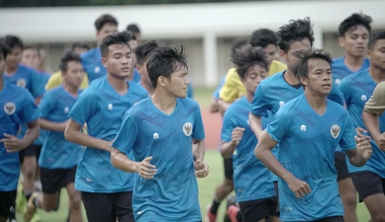 Pemain Timnas Indonesia U-19, Witan Sualeman dan Mochammad Supriadi, saat mengikuti sesi latihan perdana di Stadion Madya, Jakarta, Jumat (7/8/2020) sore WIB. Sebanyak 24 pemain Timnas Indonesia jalani latihan perdana dengan mengikuti protokol kesehatan. (dok.PSSI)