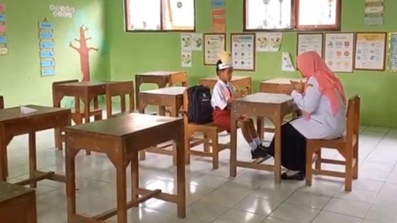 Sunyi tanpa Riuh, Anak Ini Sendirian jadi Murid Baru SD di Kendalrejo Jatim