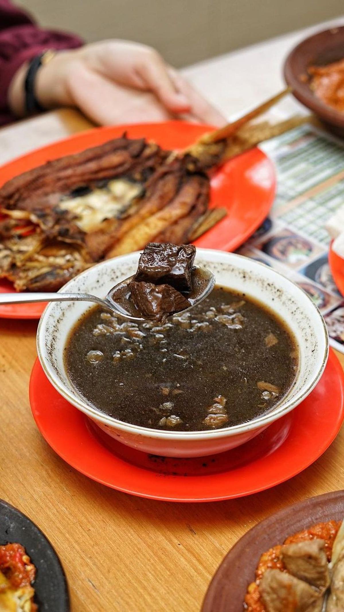 7. Warung Bu Kris
Jl. RS Fatmawati 37D, Cipete Selatan, Cilandak, Jakarta Selatan