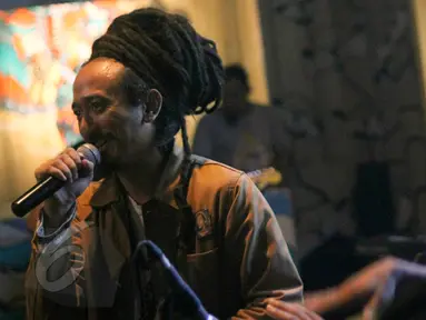 Musisi Reggae, Ras Muhamad tampil membawakan single Salam saat peluncuran album terbarunya di kawasan Kemang, Jakarta, Selasa (9/6/2015). Album yang berisi 16 lagu itu melibatkan banyak musikus reggae internasional. (Liputan6.com/Faisal R Syam)
