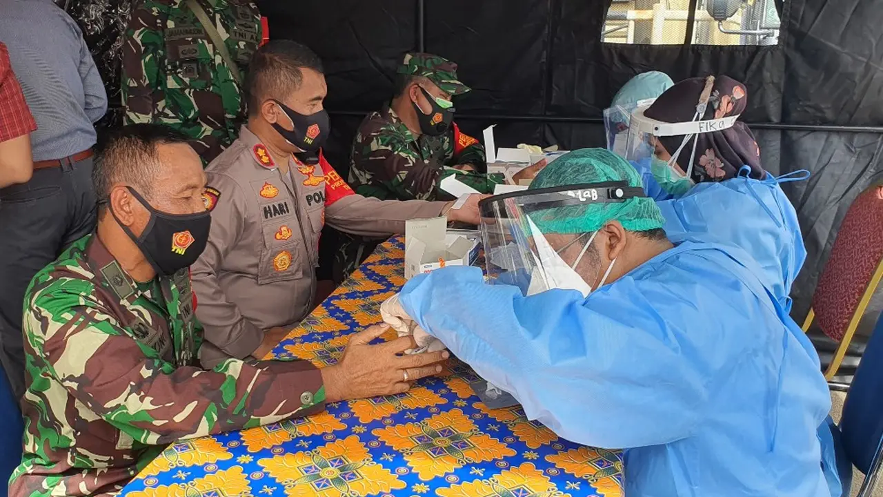 Anggota Polri dan TNI jalani rapid test Covid-19 sebelum melakukan pengamanan Pilkada di Mapolrestro Depok, Selasa (8/12/2020).